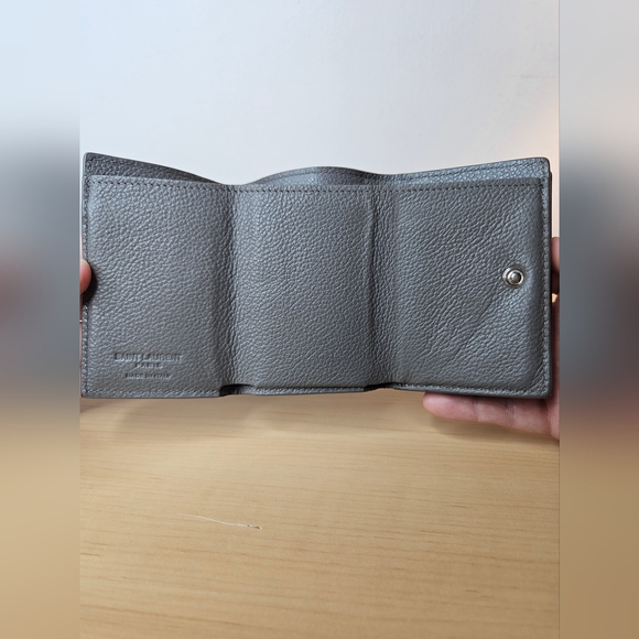 SAINT LAURENT GUC Greige Leather Trifold Wallet - Picture 4 of 14